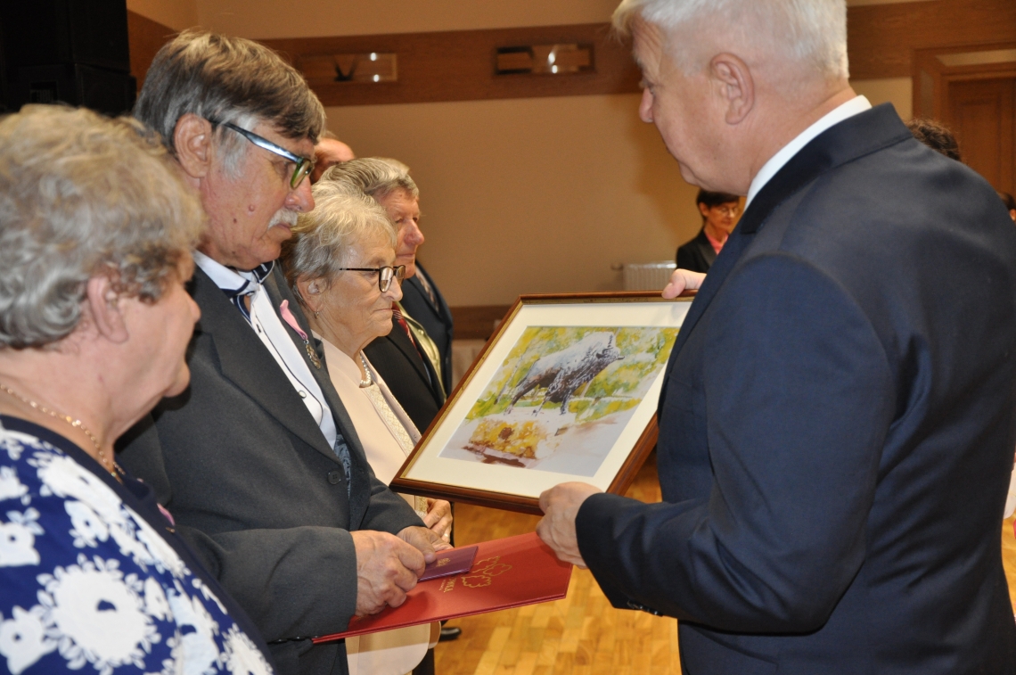 wyrożnione pary podczas wręczania odznaczeń przez Burmistrza Miasta