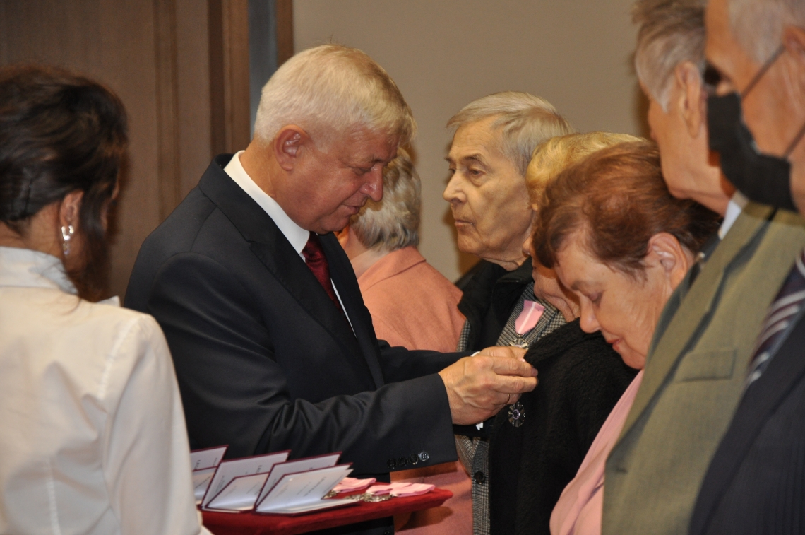 wyrożnione pary podczas wręczania odznaczeń przez Burmistrza Miasta