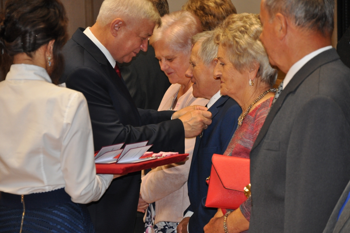 wyrożnione pary podczas wręczania odznaczeń przez Burmistrza Miasta