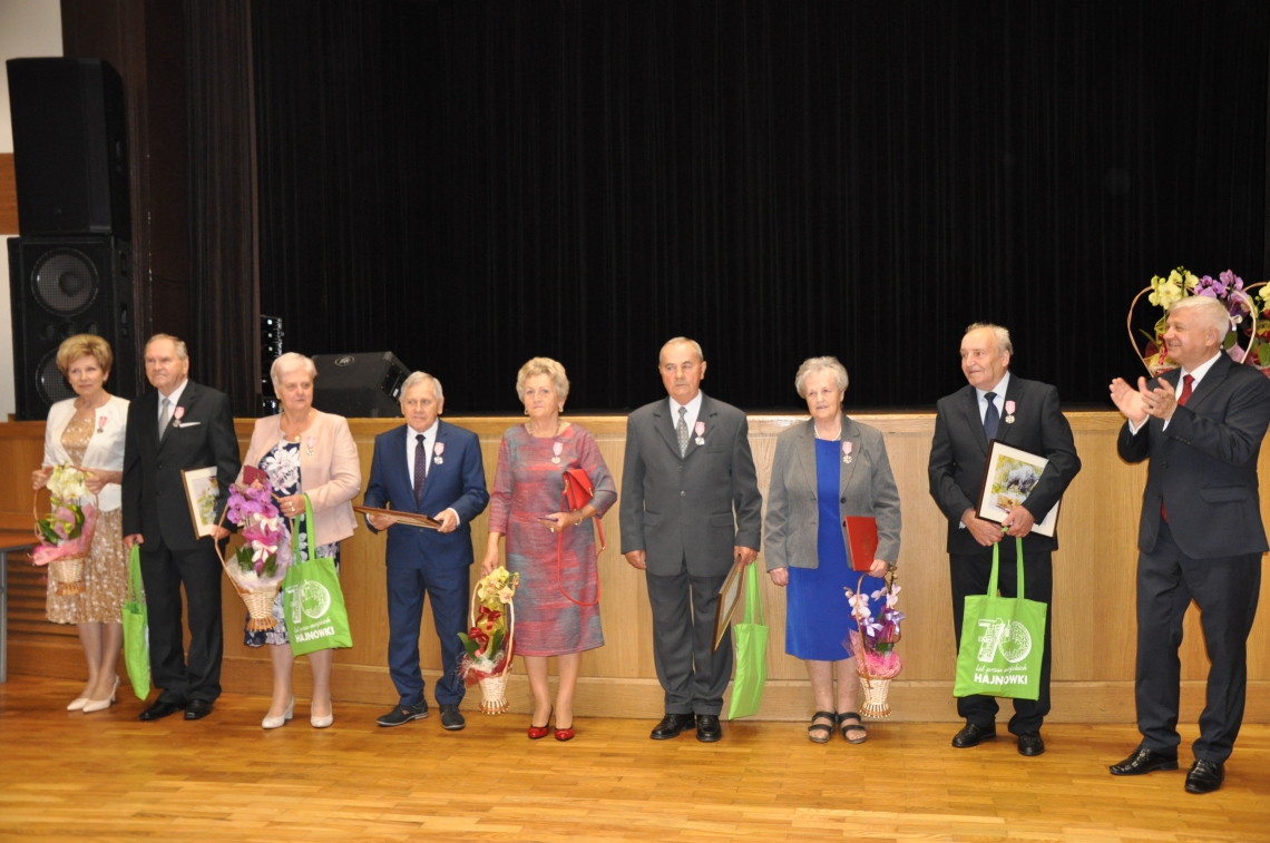 wyrożnione pary podczas wręczania odznaczeń przez Burmistrza Miasta