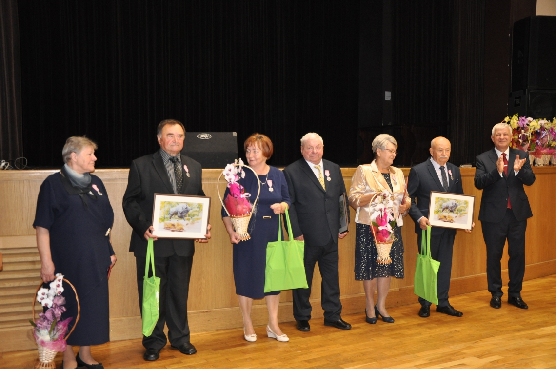 wyrożnione pary podczas wręczania odznaczeń przez Burmistrza Miasta