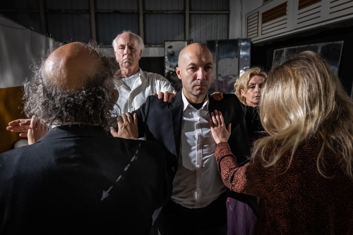 kadr z próby do spektaklu; grupa aktorów w jednej ze scen