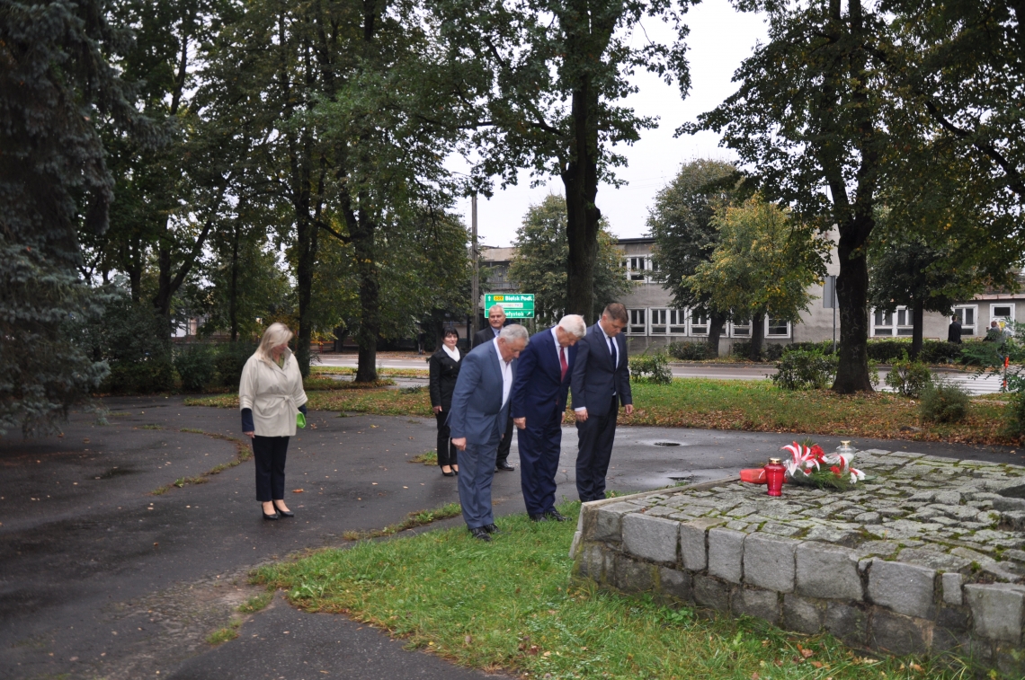 delagacja urzędów składająca kwiaty przy pomniku Ofiar Walk i Męczeństwa