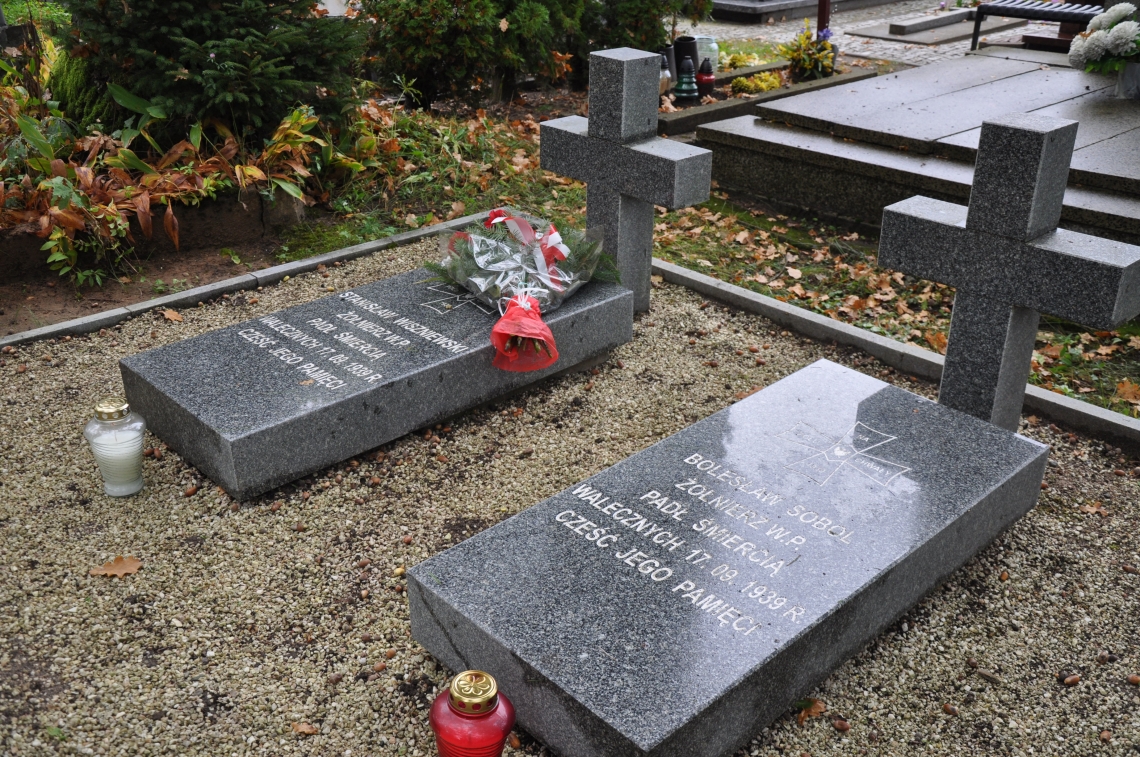 dwa groby żołnierzy