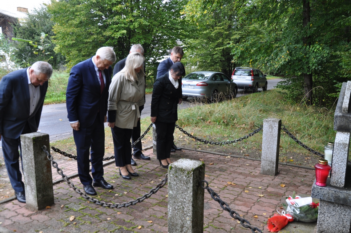 delagacja urzędów składająca kwiaty przy pomniku Bolesława Bierwiaczonka w Budach