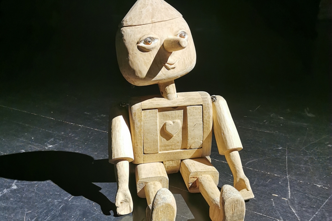 rzeźbiony drewniany pajac 