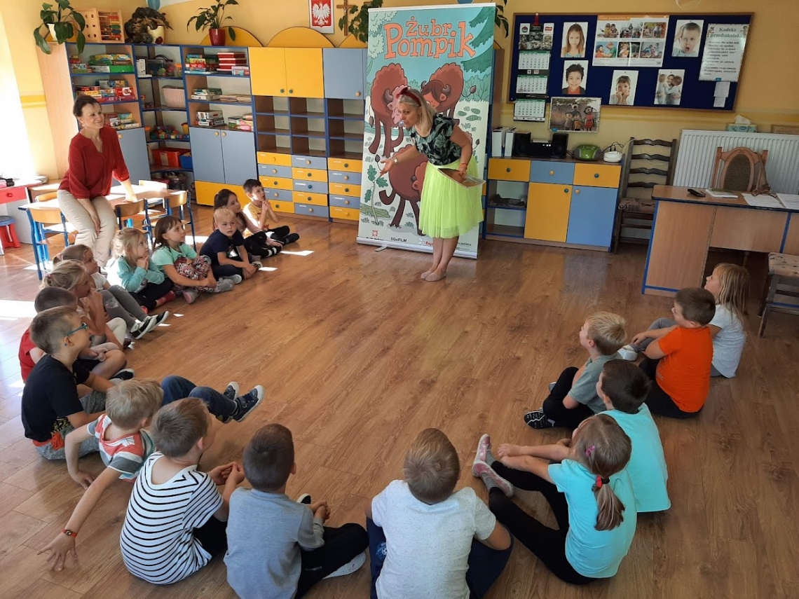 zdjęcie grupowe przedszkolaków podczas zajęć z animatorką