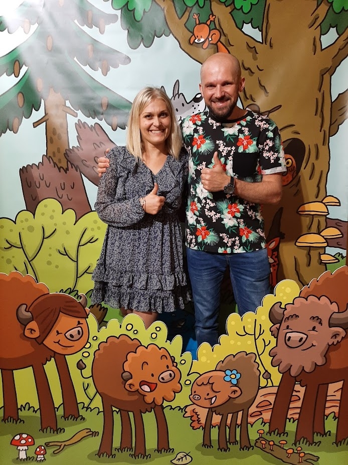 animatora wraz z Tomaszem Samojlkiem; w tle pompikowana grafika