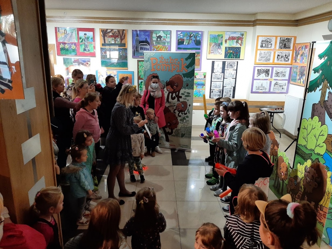 grupa dzieci czekająca na animacje podczas wydarzenia