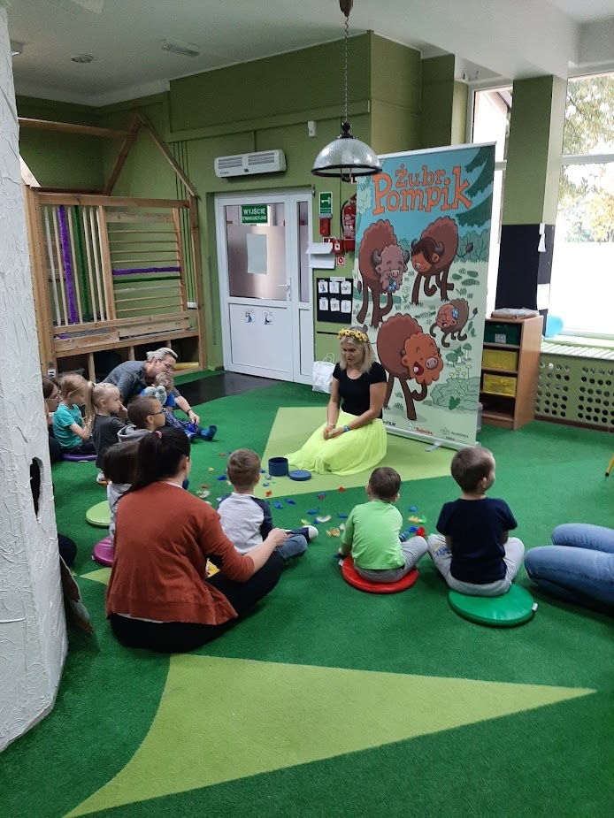 zdjęcie grupowe przedszkolaków podczas zajęć z animatorką