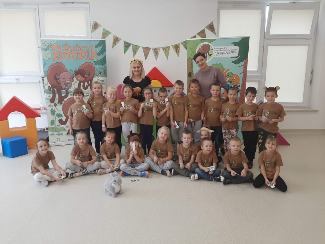 zdjęcie grupowe przedszkolaków na tle pompikowych banerów