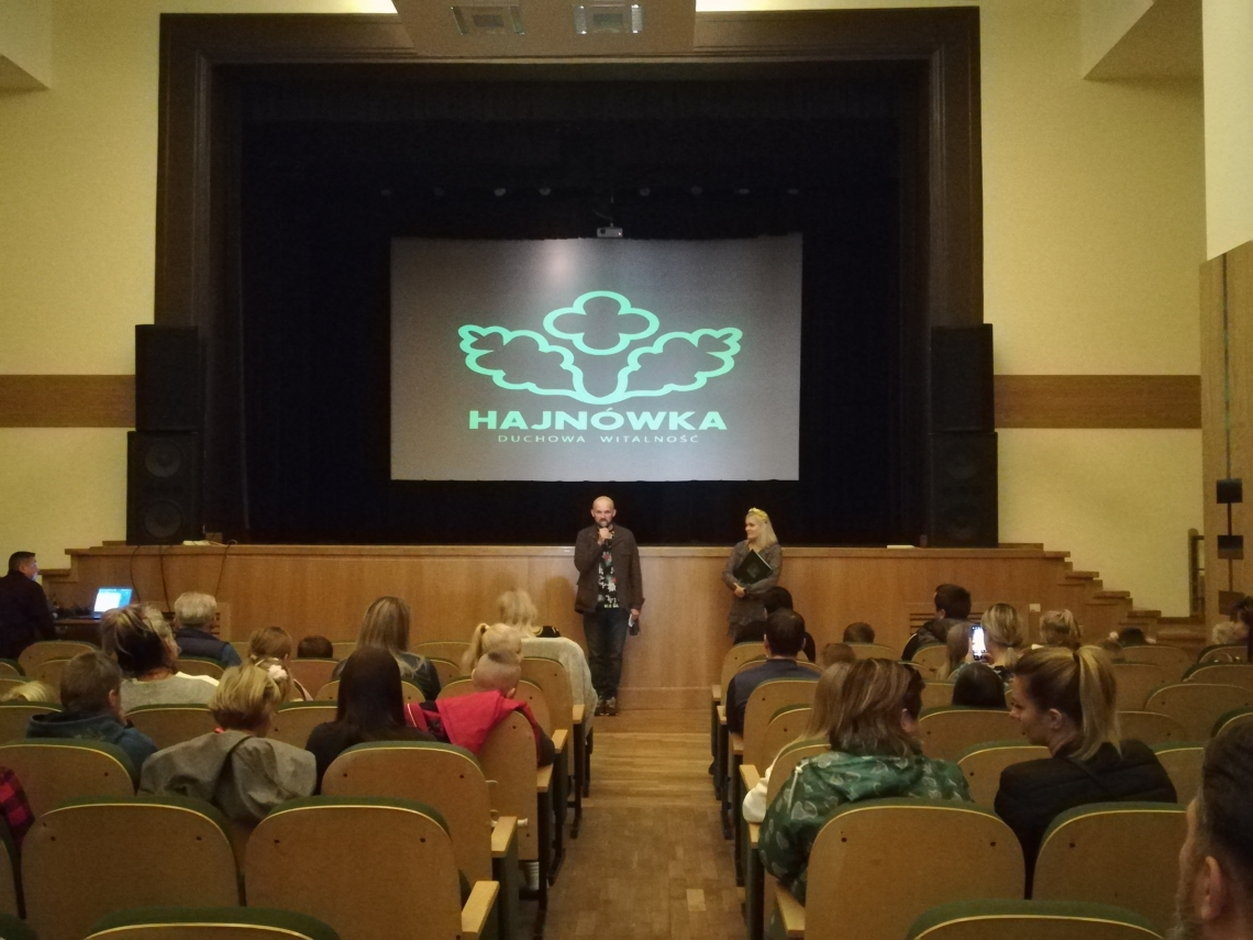 sala kinowa przed prezentacją serialu o Pompiku; w sali są dzieci i prowadzący