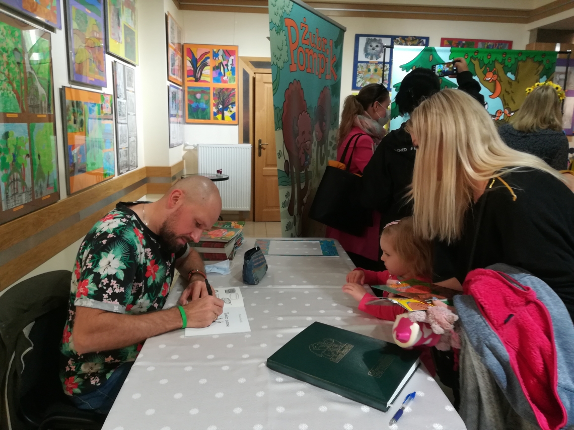Tomasz Samojlik podpisuje swoje książki dla dzieci