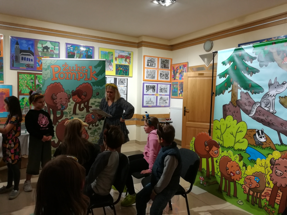 dzieci wraz z animatorką