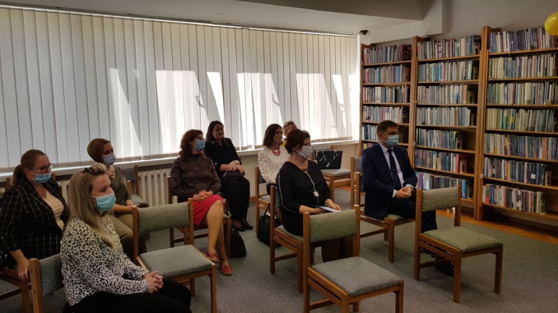 zgromadzeni goście podczas spotkania w bibliotece