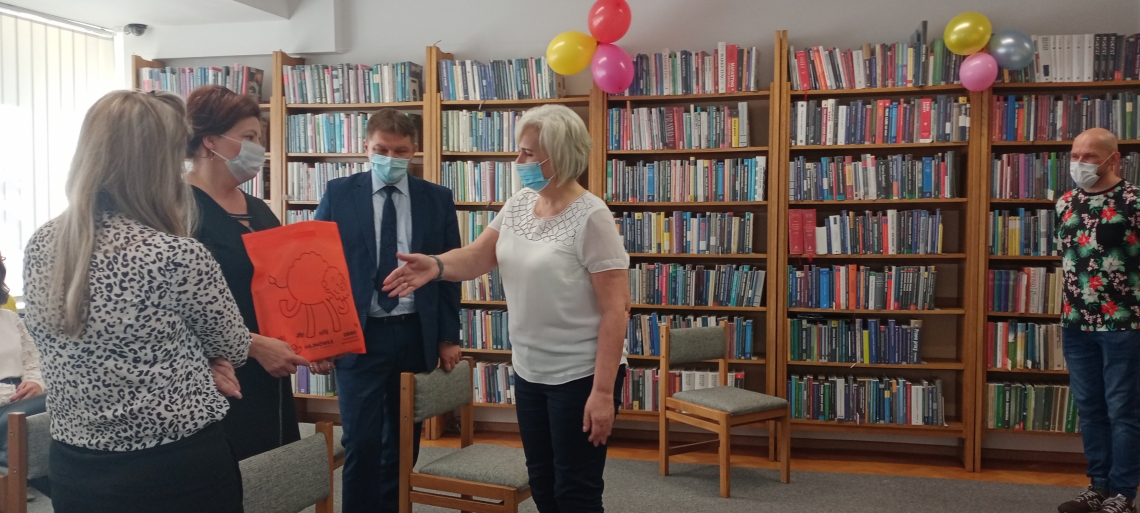 zgromadzeni goście podczas spotkania w bibliotece