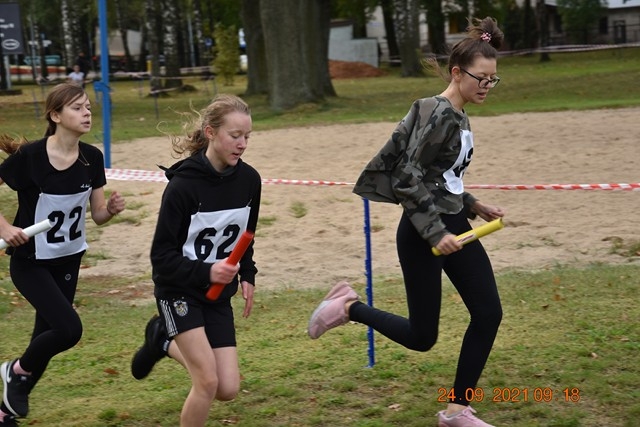Dziewczynki biegną po trawie