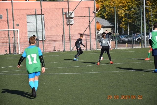 Uczestnicy na boisku podczas rozgrywek