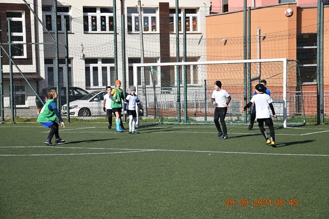 Uczestnicy na boisku podczas rozgrywek