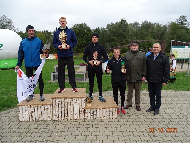 Na zdjęciu trójka zwycięzców