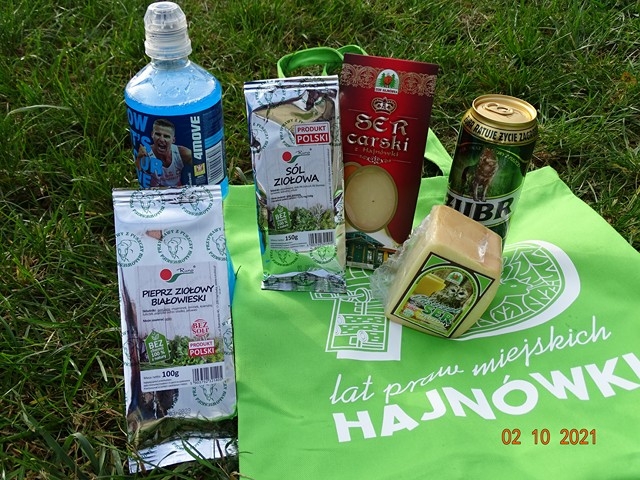 Na zdjęciu na zielonej reklamówce produkty spożywcze: