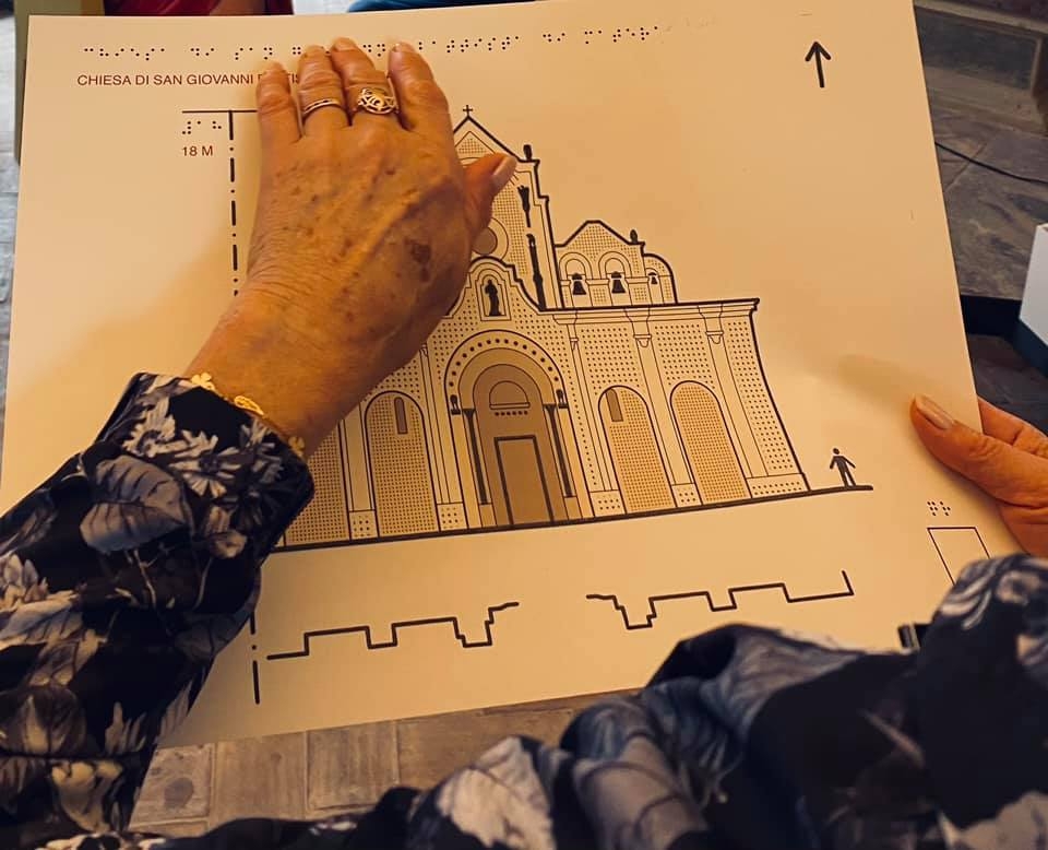uczestniczka wyjazdu trzyma w ręku rysunek tyflograficzny obiektu