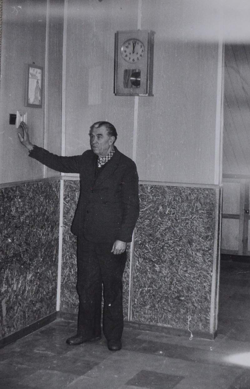 Zdjęcie pamiątkowe. Jubilat naciska na dzwonek w Szkole Podstawowej nr 5