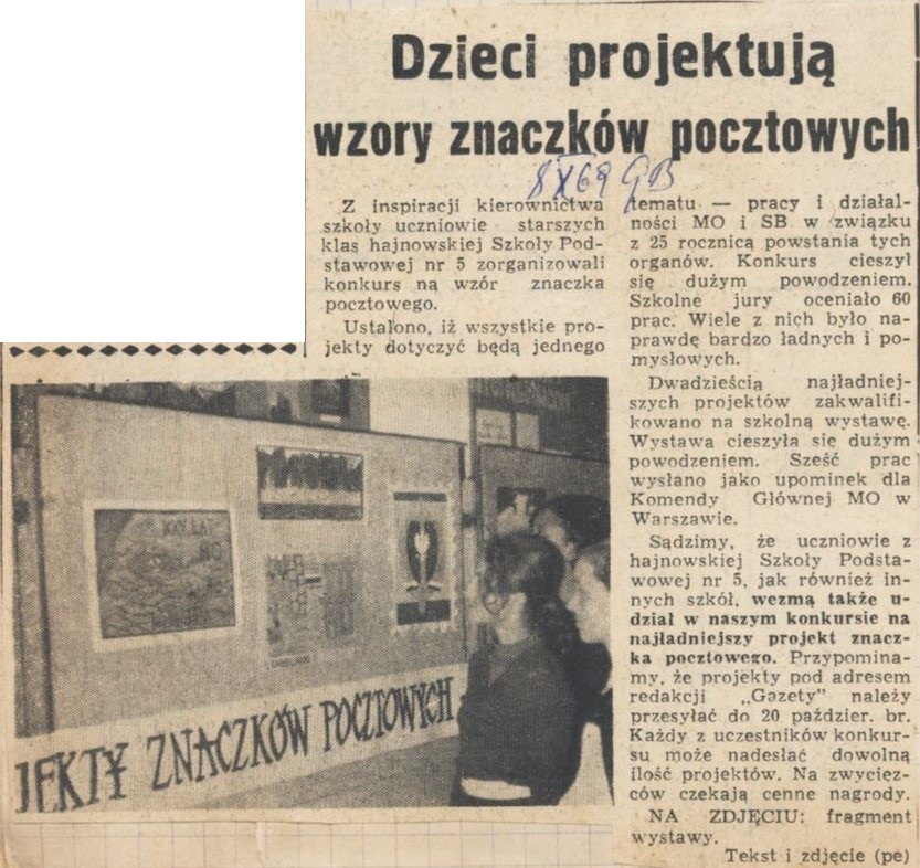 Skan artykułu zamieszczonego w gazecie. NA ZDJĘCIU: fragment wystawy. [skan czarno-białego zdjęcia prasowego, na którym widoczny jest fragment wystawy projektów znaczków pocztowych oraz trzy osoby po prawej stronie kadru, które oglądają prace]