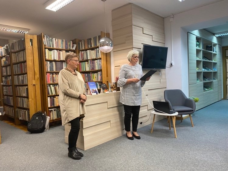 Dyrektor biblioteki wita gościa