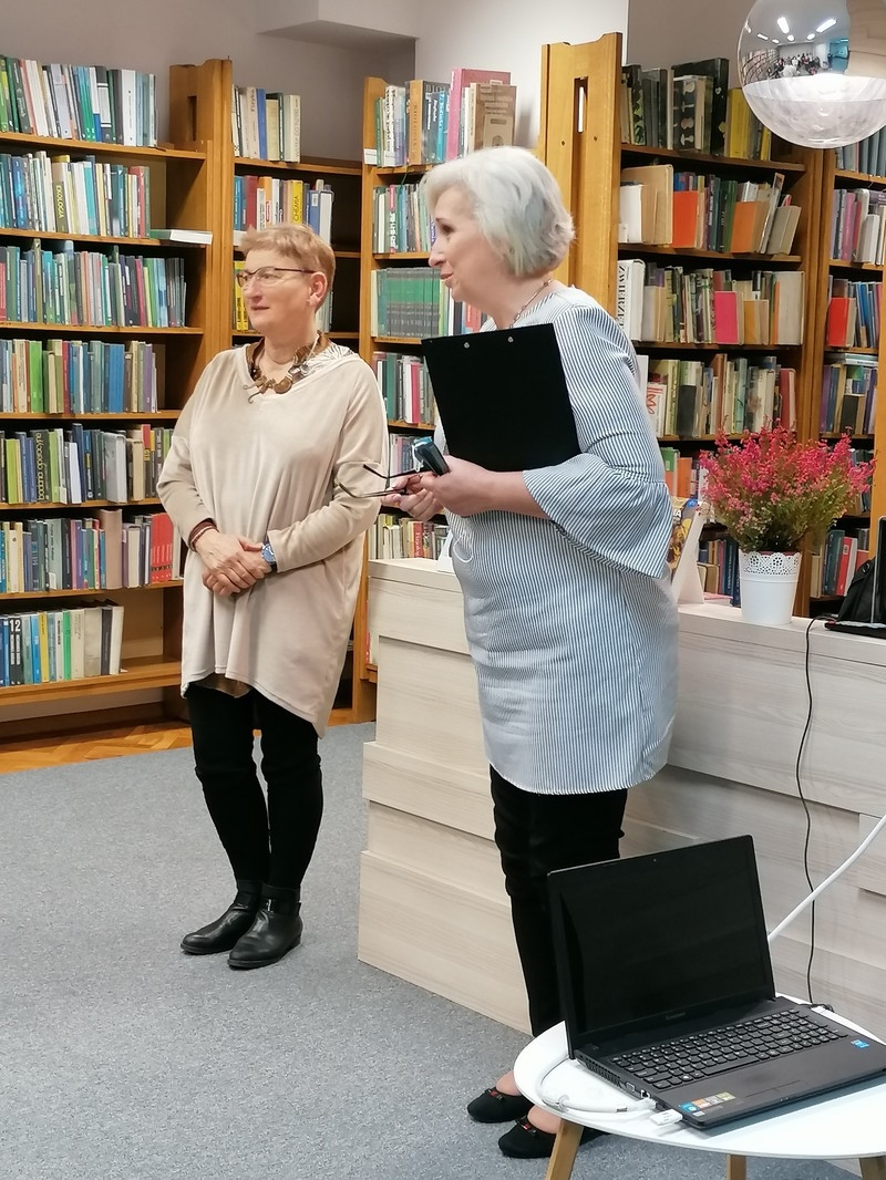 Dyrektor biblioteki wita gościa