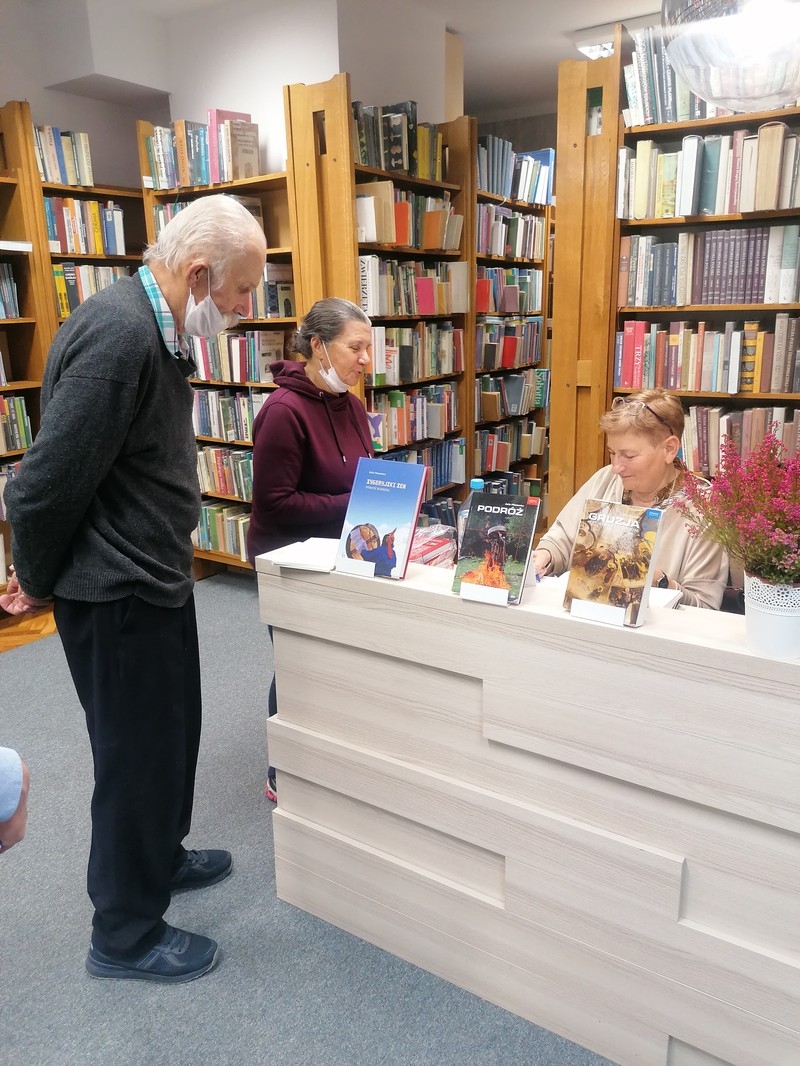 Spotkanie autorskie z Zofią Piłasiewicz - autografy