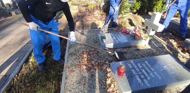 zamiataie liści przy grobach