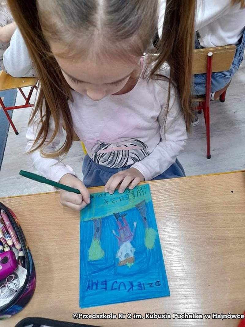 Zdjęcie przedszkolaka przygotowującego pracę plastyczną