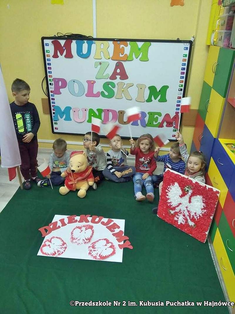 Zdjęcie grupowe dzieci prezentujących swoje prace plastyczne