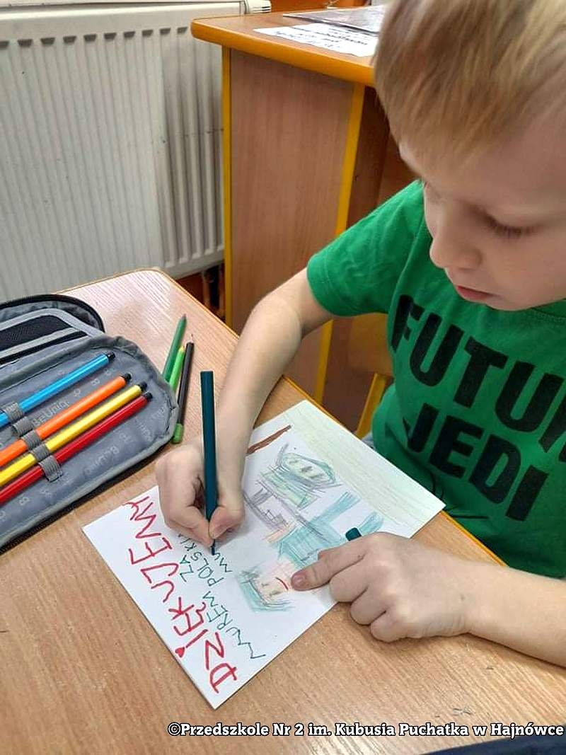 Zdjęcie przedszkolaka przygotowującego pracę plastyczną