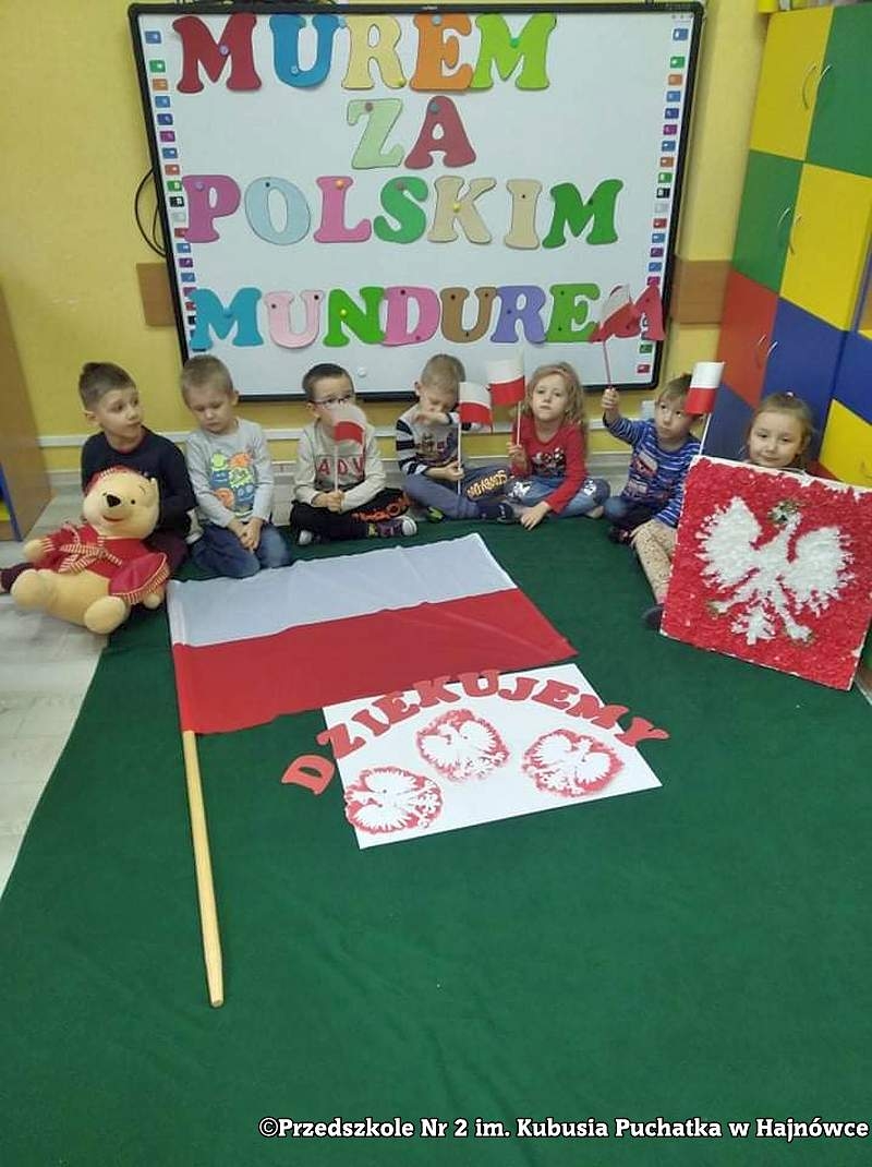dzieci z poszczególnych grup przedszkolnych wykonujące laurki, prace plastyczne oraz grupowe pozdrowienia dla służb mundurowych.