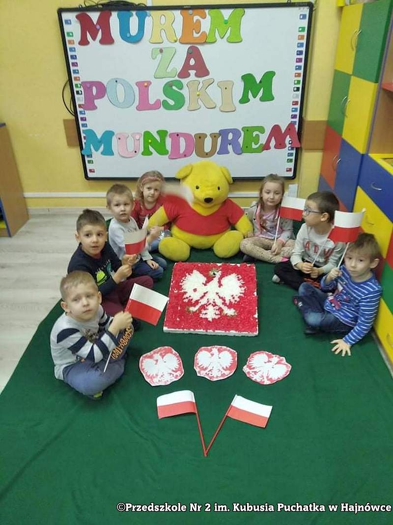 Zdjęcie grupowe dzieci prezentujących swoje prace plastyczne