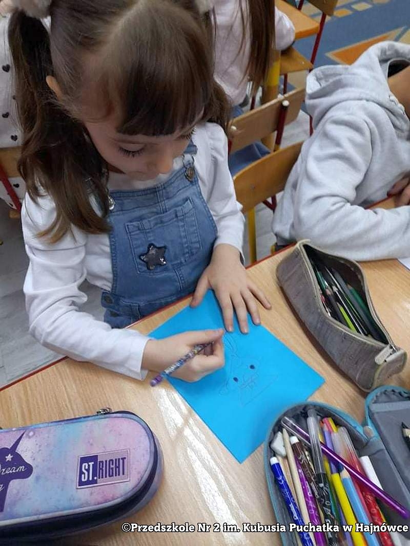 Zdjęcie przedszkolaka przygotowującego pracę plastyczną