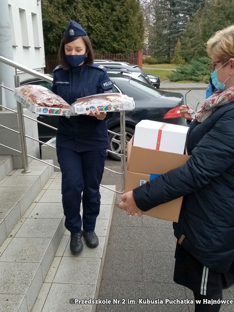 Zdjęcie pracowników przedszkola niosących podarunki dla służb mundurowych