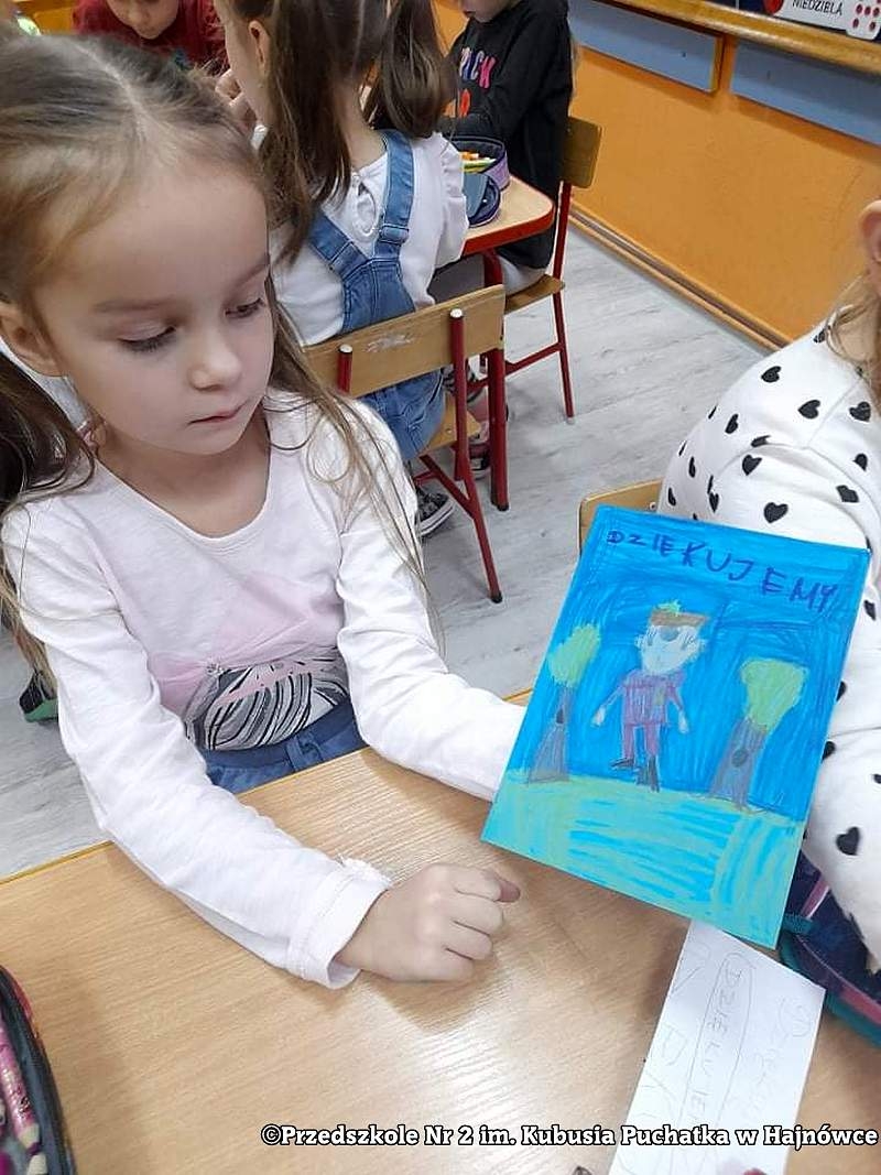 Zdjęcie przedszkolaka przygotowującego pracę plastyczną