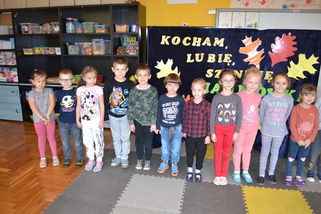 Dzieci 6 letnie, które śpiewają piosenkę na powitanie.