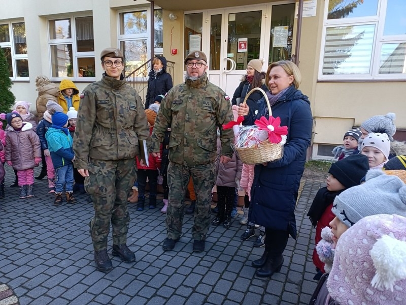 Zdjęcie do artykułu: "Przedszkole Nr 5 MUREM ZA POLSKIM MUNDUREM"