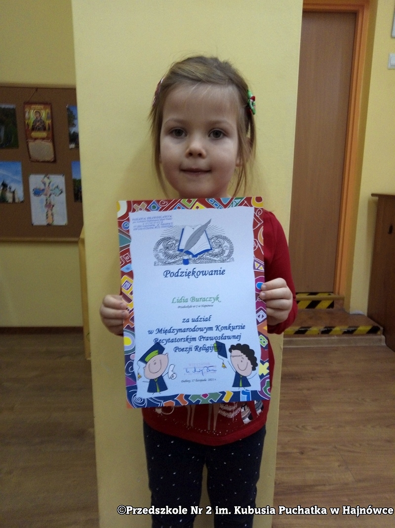 dziewczynka z grupy III z podziękowaniem za udział