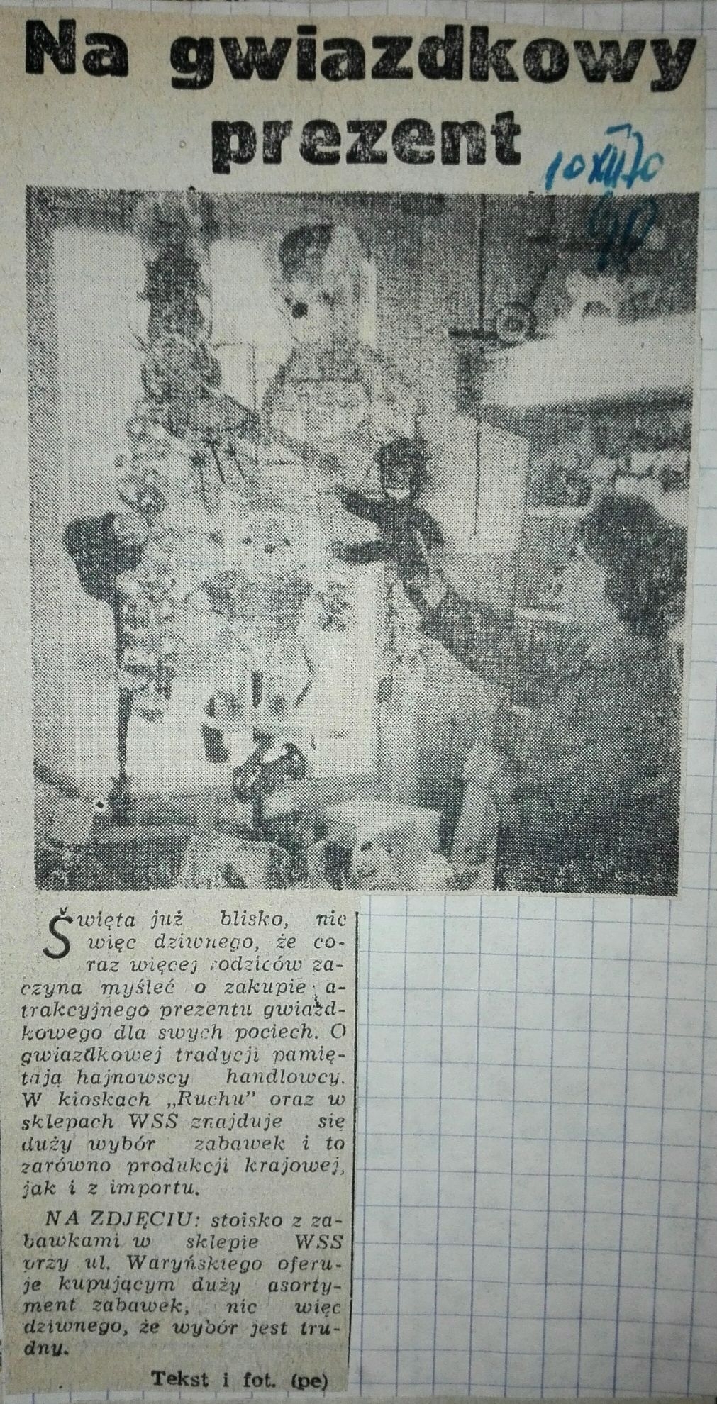Na zdjęciu: stoisko z zabawkami w sklepie WSS przy ul. Waryńskiego oferuje kupującym duży asortyment zabawek, nic więc dziwnego, że wybór jest trudny. [skan czarno-białego zdjęcia prasowego, na którym widoczna jest wystawa zabawek, misiów i lalek. Z prawej strony stoi ekspedientka sklepu i trzyma w prawej ręce jedną z zabawek]