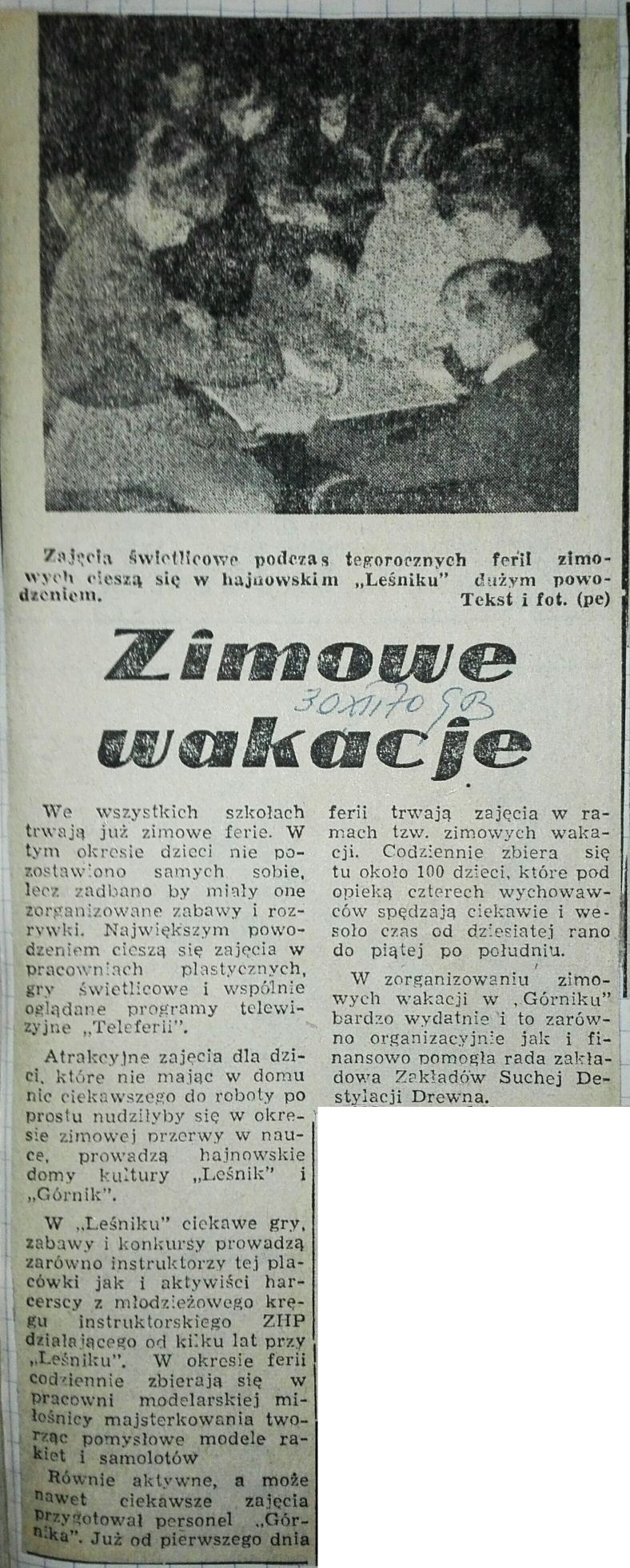 Zajęcia świetlicowe podczas tegorocznych ferii zimowych cieszą się w hajnowskim "Leśniku" dużym powodzeniem. [skan czarno-białego zdjęcia prasowego, na którym widoczne są dzieci siedzące przy stolikach podczas zajęć świetlicowych]