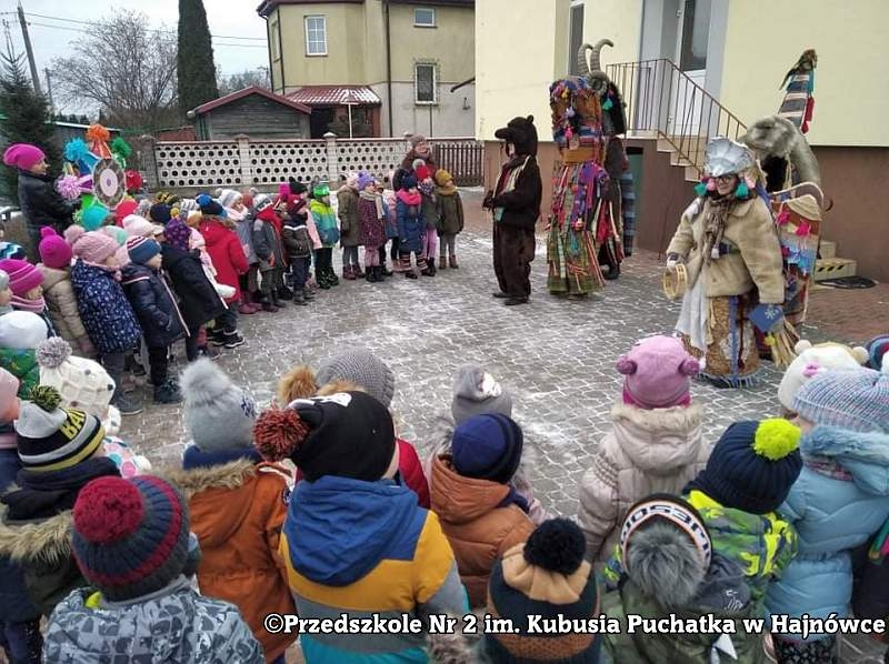 Barwny i radosny występ kolędników w przebraniach.