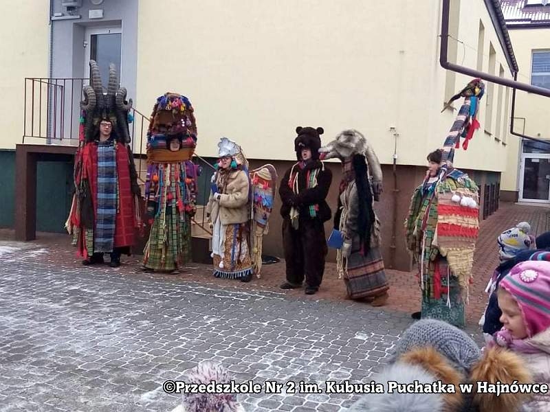Barwny i radosny występ kolędników w przebraniach.