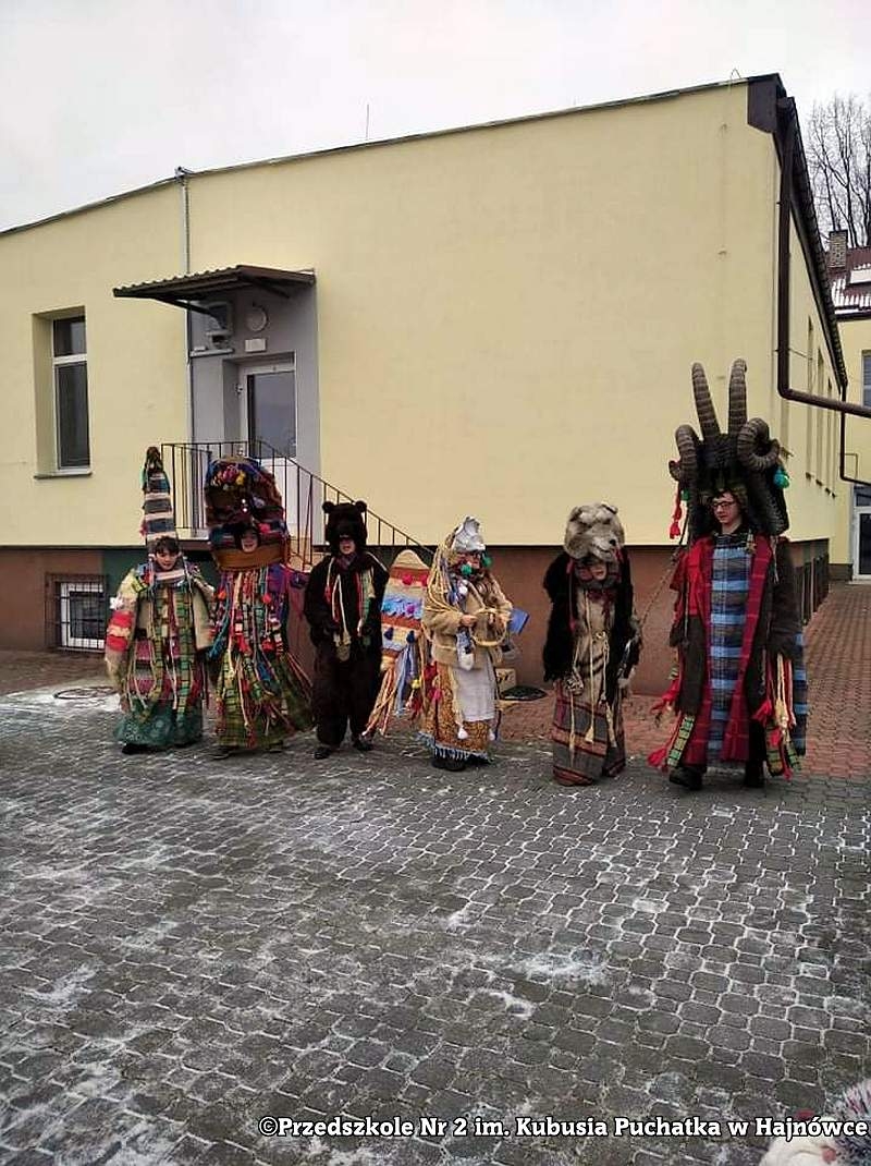 Barwny i radosny występ kolędników w przebraniach.