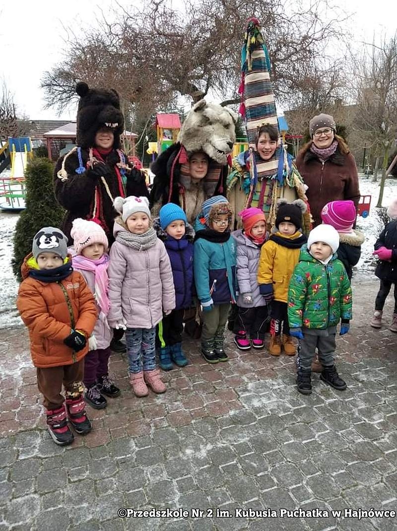 Barwny i radosny występ kolędników w przebraniach.