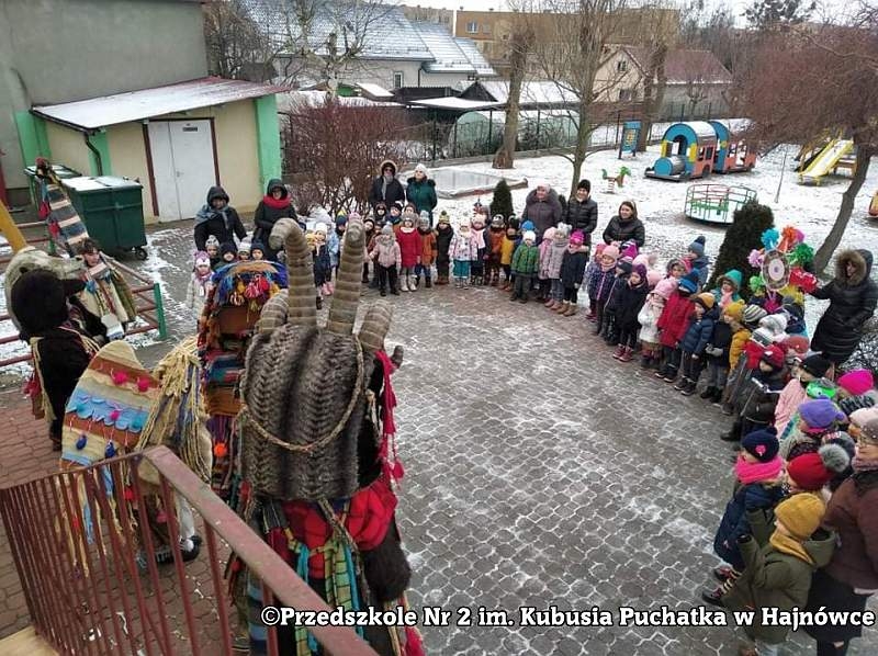 Barwny i radosny występ kolędników w przebraniach.